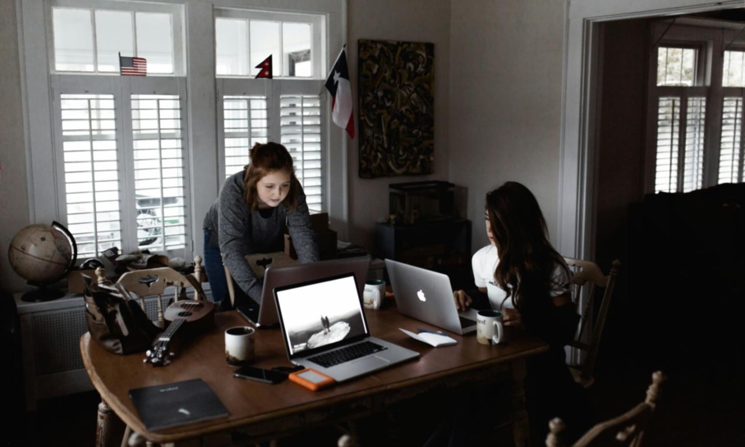 Профессиональная команда за работой над финансовой отчётностью